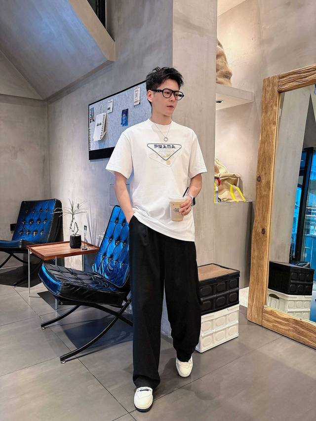 普拉达2025夏季新款短袖T恤，特色的喷绘加刺绣工艺，个性艺术系列全网独家首发 百搭款细节处理完美240克纯棉面料十分精致 原版面料 网红明星同款高版本 高品质