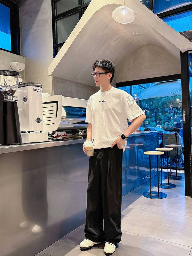普拉达2025夏季新款短袖T恤，个性Logo刺绣工艺，肩上口袋Logo标，个性艺术系列全网独家首发 百搭款细节处理完美240克纯棉面料十分精致 原版面料 网红明