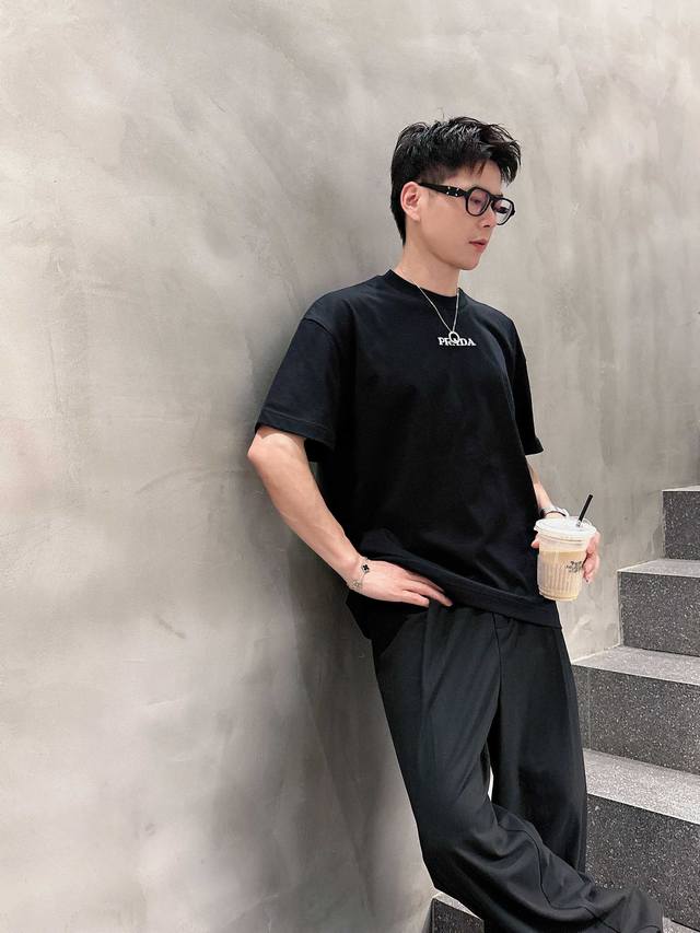普拉达2025夏季新款短袖T恤，个性Logo刺绣工艺，肩上口袋Logo标，个性艺术系列全网独家首发 百搭款细节处理完美240克纯棉面料十分精致 原版面料 网红明