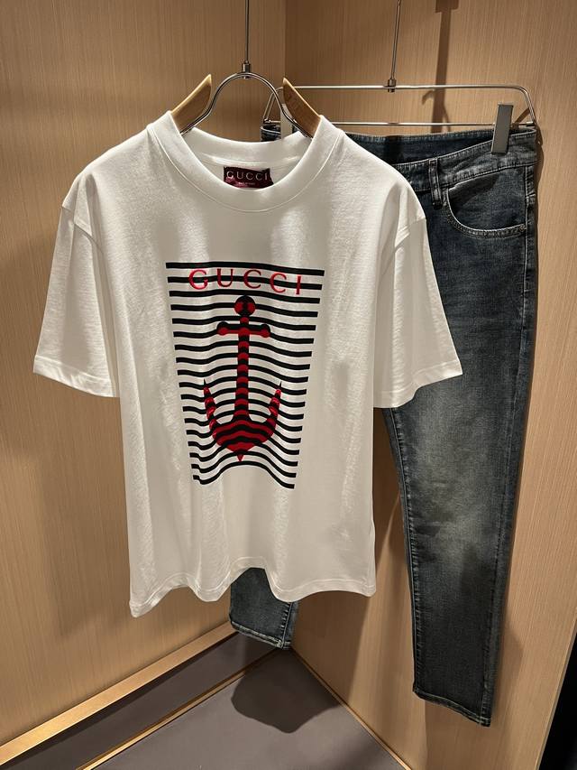 Gucc*古家 2025春夏新款男女同情侣款休闲宽松棉质圆领短袖T恤衫！贸易公司渠道稀出，同步官网发售 ！ 2025春夏最新系列，经典时尚设计元素，为全新系列注