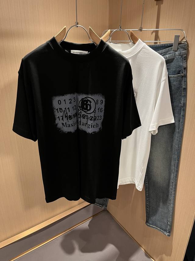 马吉拉 Maison Margiel 2025春夏新款男女同款短袖T恤，专柜同步发售！定制专属洗水纯棉面料，胸前Logo图案印花设计！简约大方，从容百搭，档次极