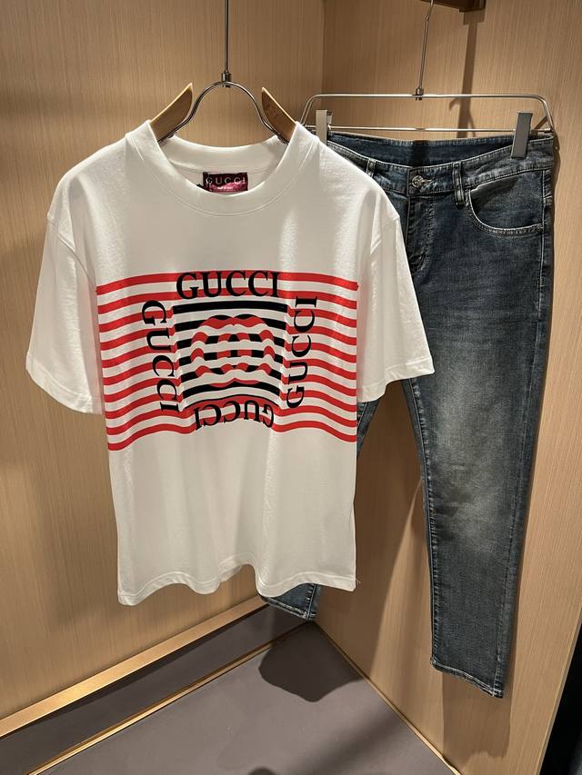 Gucc*古家 2025春夏新款男女同情侣款休闲宽松棉质圆领短袖T恤衫！贸易公司渠道稀出，同步官网发售 ！ 2025春夏最新系列，经典时尚设计元素，为全新系列注