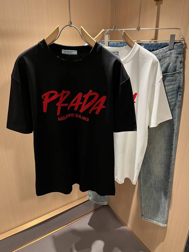Prad*A普*达2025春夏新款男女同款短袖T恤，最新款全网独家首上！！~既经典有时尚百搭，谁不爱啊，将经典再次展现，非常的耐看，自带低奢光环与辨识度！Pr*