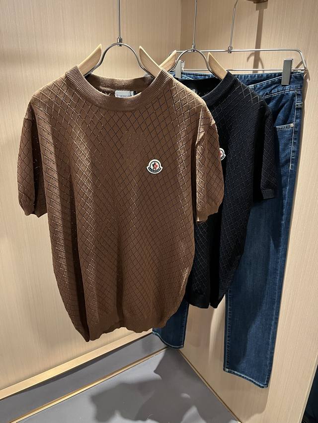 Moncler蒙家 2025春夏最新的贸易订单针织短袖T恤，全品相！！网红款！工艺采用胸前徽章设计！上身舒适透气，不僵硬，整体有着丰富的立体感，品质出口订单，胸