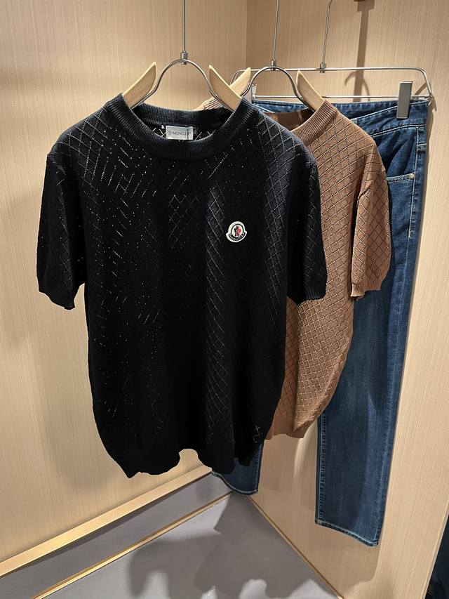 Moncler蒙家 2025春夏最新的贸易订单针织短袖T恤，全品相！！网红款！工艺采用胸前徽章设计！上身舒适透气，不僵硬，整体有着丰富的立体感，品质出口订单，胸