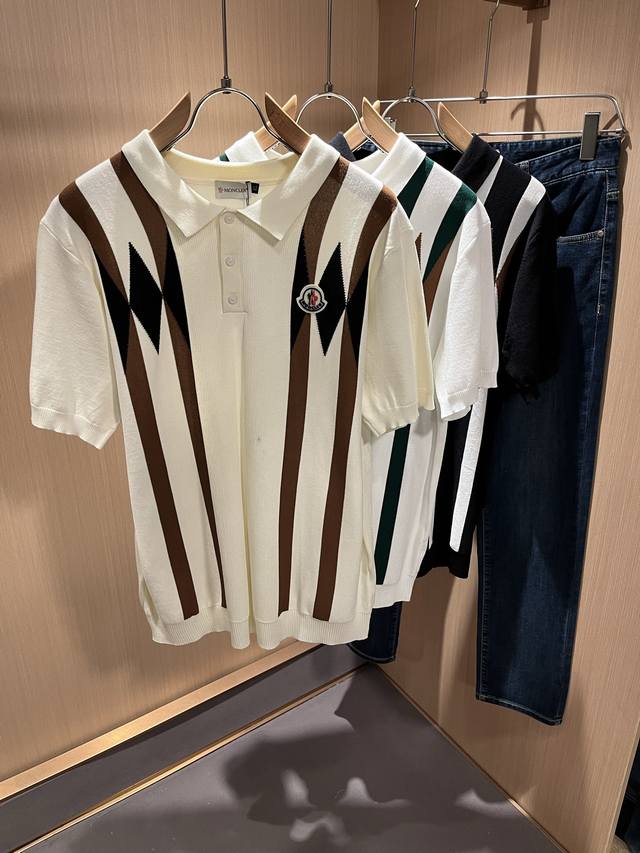 Moncler蒙家 2025春夏最新的贸易订单针织短袖T恤，全品相！！网红款！工艺采用胸前徽章设计！上身舒适透气，不僵硬，整体有着丰富的立体感，品质出口订单，胸