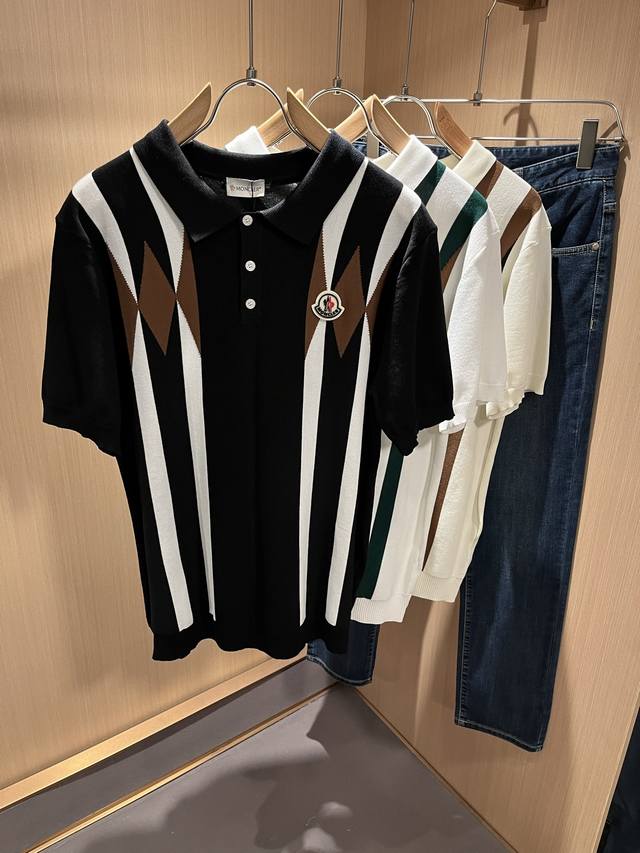 Moncler蒙家 2025春夏最新的贸易订单针织短袖T恤，全品相！！网红款！工艺采用胸前徽章设计！上身舒适透气，不僵硬，整体有着丰富的立体感，品质出口订单，胸