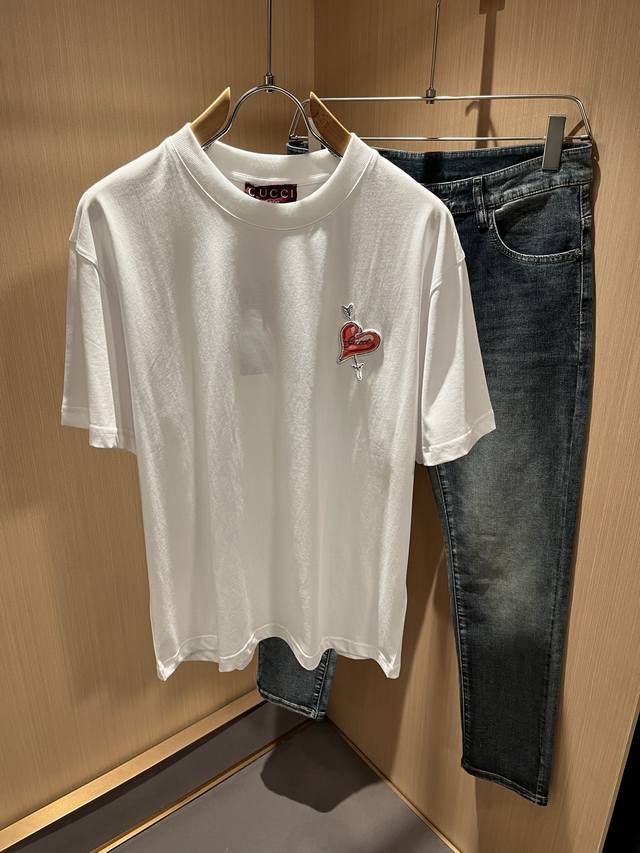 Gucc*古家 2025春夏新款男女同情侣款休闲宽松棉质圆领短袖T恤衫！贸易公司渠道稀出，同步官网发售 ！ 2025春夏最新系列，经典时尚设计元素，为全新系列注