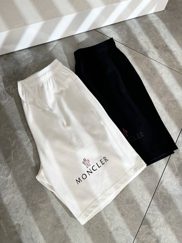 Moncler蒙家 2025春夏男女同款情侣款最新的贸易订单休闲短裤！全品相！！网红款！工艺采用Logo印花设计！上身舒适透气，不僵硬，整体有着丰富的立体感，品