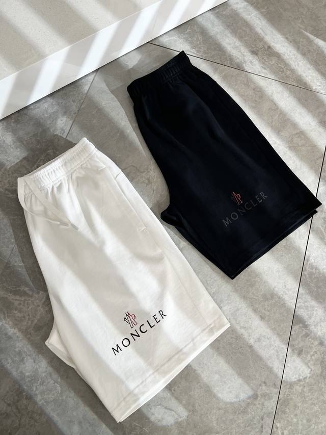 Moncler蒙家 2025春夏男女同款情侣款最新的贸易订单休闲短裤！全品相！！网红款！工艺采用Logo印花设计！上身舒适透气，不僵硬，整体有着丰富的立体感，品