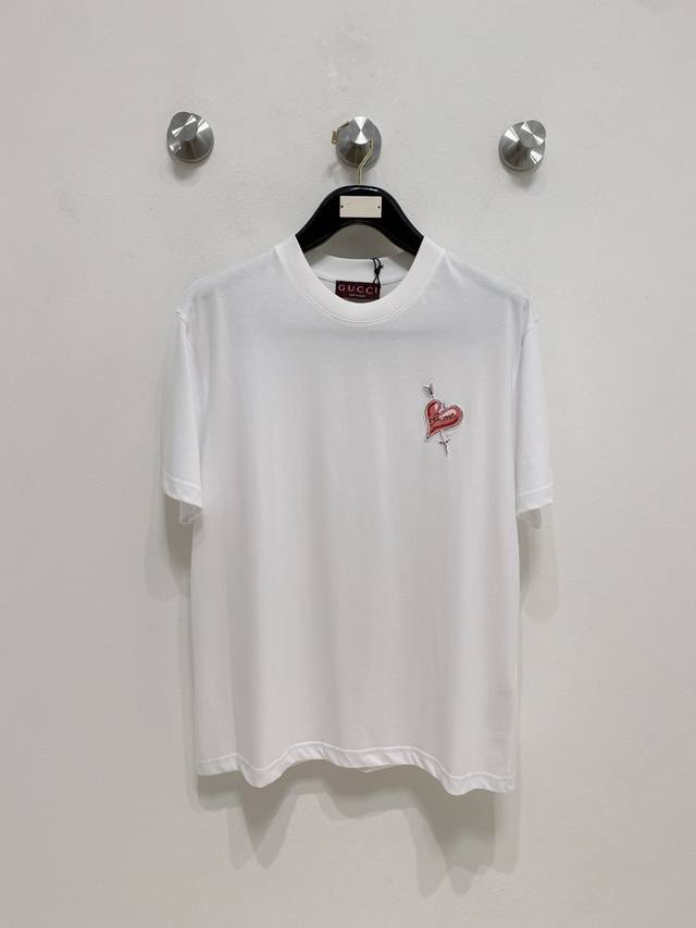 Gucci*古驰 2025Fw春夏新品圆领打底外穿T恤，立体感Logo设计，常规半袖纯棉打底T恤，棉，手感面糯有骨感，柔而有韧性。工艺处理，韧性和抗皱性能得到大