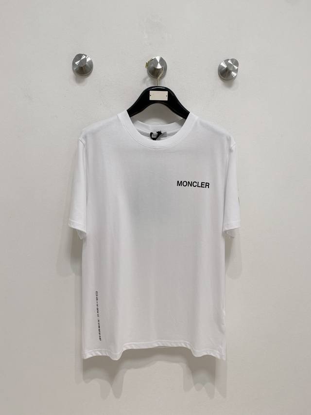 Moncler 藤原浩联名短袖T恤 开版-实体柜台-顶奢品质 秒杀市面一切版本 采用双股棉平纹面料打造而成。经纬纱线以一上一下的方式交织而成，形成均匀的方格状纹