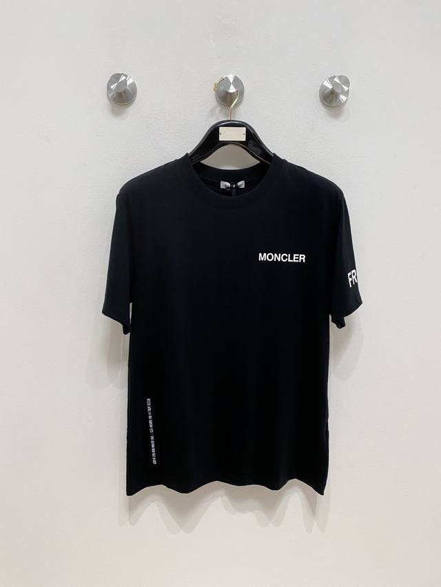 Moncler 藤原浩联名短袖T恤 开版-实体柜台-顶奢品质 秒杀市面一切版本 采用双股棉平纹面料打造而成。经纬纱线以一上一下的方式交织而成，形成均匀的方格状纹