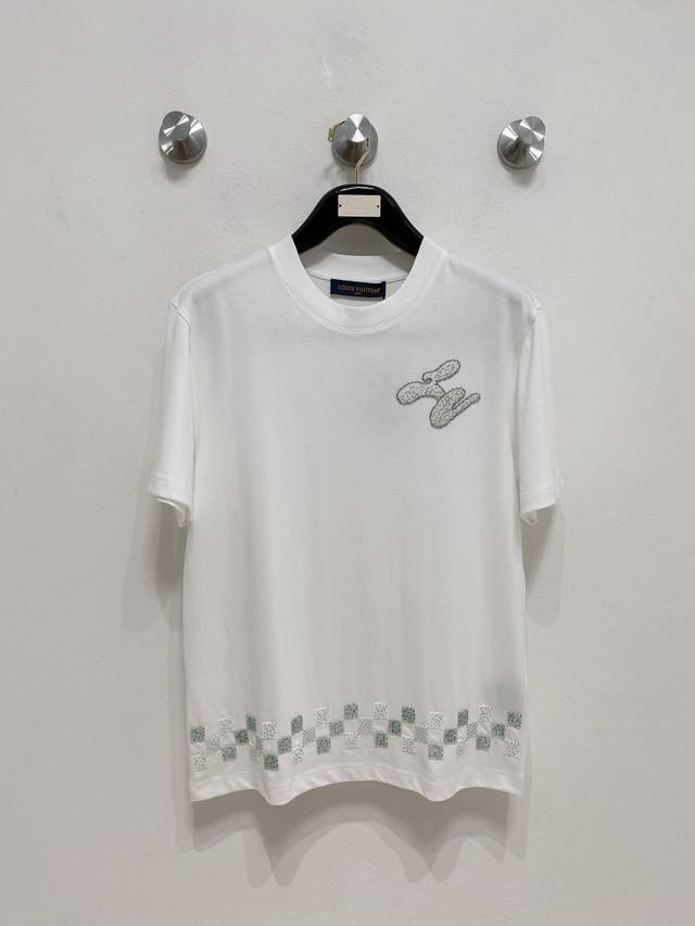 Lv*路易威登 2025Fw春夏新品圆领打底外穿T恤，立体感Logo常规半袖 串珠Logo工艺，繁琐复杂。活性纯棉打底T恤，棉，手感面糯有骨感，柔而有韧性。工艺