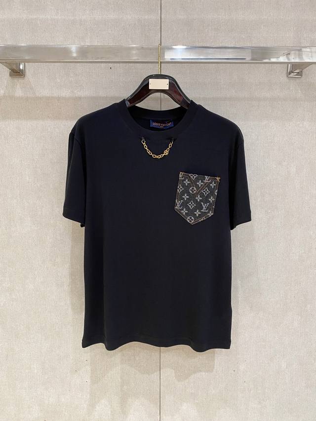 Louisvuitt*路易*登 2025春夏全新系列单品上线，非常时髦前卫的一款男女同款短袖T恤，标识Logo贴布口袋修饰！区别于以往的不同，宣示品牌传承多年的