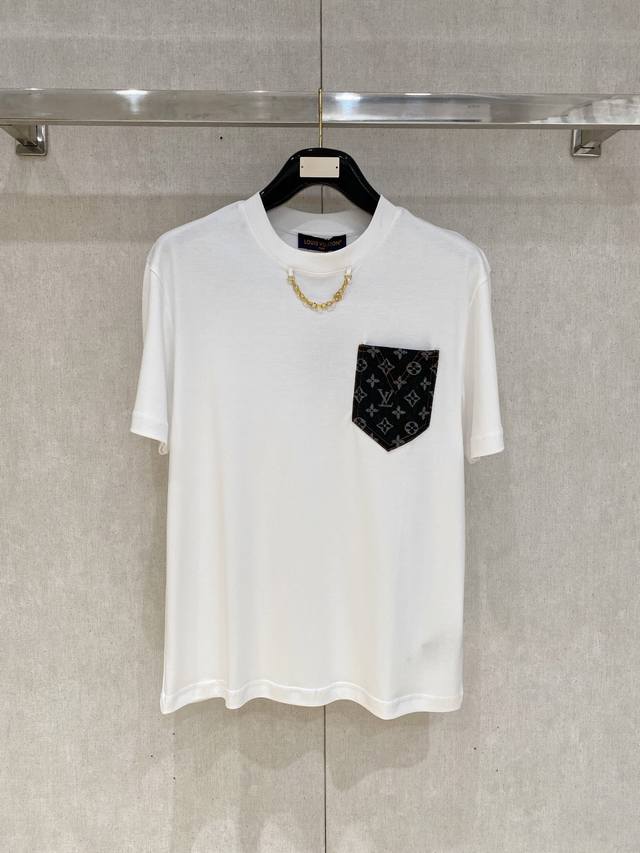 Louisvuitt*路易*登 2025春夏全新系列单品上线，非常时髦前卫的一款男女同款短袖T恤，标识Logo贴布口袋修饰！区别于以往的不同，宣示品牌传承多年的