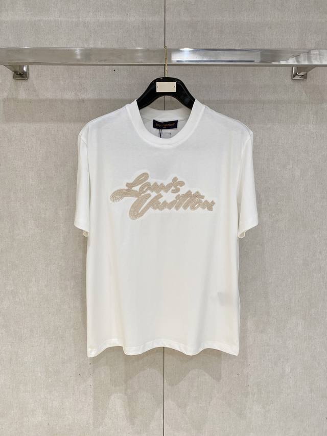 Louisvuitt*路易*登 2025春夏全新系列单品上线，非常时髦前卫的一款男女同款短袖T恤，标识Logo图案刺绣修饰！区别于以往的不同，宣示品牌传承多年的