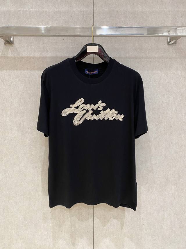 Louisvuitt*路易*登 2025春夏全新系列单品上线，非常时髦前卫的一款男女同款短袖T恤，标识Logo图案刺绣修饰！区别于以往的不同，宣示品牌传承多年的