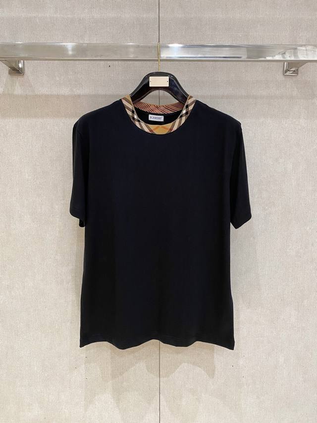 Burberry巴宝莉格纹领25S新品T恤.男女同款！采用双股棉平纹面料打造而成。经纬纱线以一上一下的方式交织而成，形成均匀的巴宝莉特有格子状纹理，结构紧密但轻