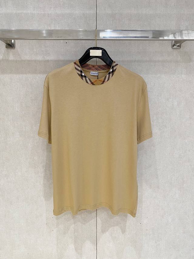 Burberry巴宝莉格纹领25S新品T恤.男女同款！采用双股棉平纹面料打造而成。经纬纱线以一上一下的方式交织而成，形成均匀的巴宝莉特有格子状纹理，结构紧密但轻