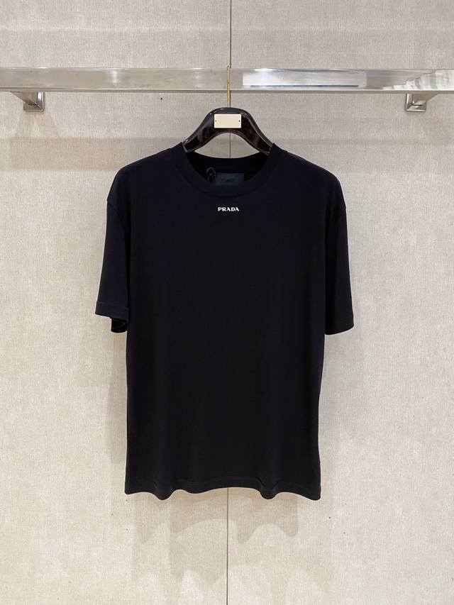 Prada，23Ss新款小字母Logo印花短袖Tee恤 面料采用丝光棉手感柔软细腻，胸前小字母Logo采用定位高温压胶再通过热转印工艺，简约Logo字母点缀于胸