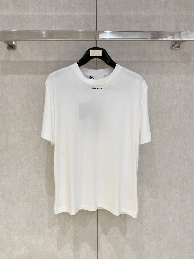 Prada，23Ss新款小字母Logo印花短袖Tee恤 面料采用丝光棉手感柔软细腻，胸前小字母Logo采用定位高温压胶再通过热转印工艺，简约Logo字母点缀于胸