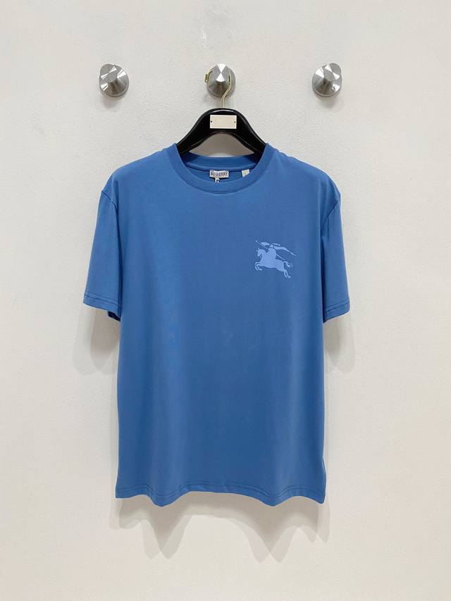 Bbr巴宝莉 马术骑士徽章棉质T恤 面料：15S精棉平纹面料 230G 罗纹：32S双纱拉架 300G 颜色：黑色、蓝色、卡其色 T恤衫选用轻盈平织棉面料制成，