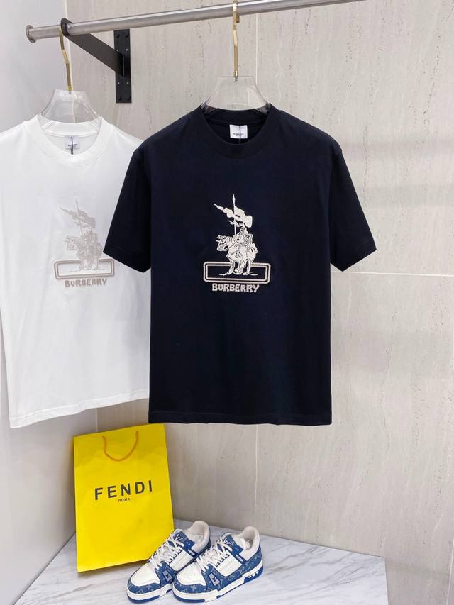 Burberry 25Ss夏季新款短袖T恤！专柜同步，独特的Logo 战马个性艺术系列全网独家首发 百搭款细节处理完美240克纯棉面料十分精致 原版面料 网红明