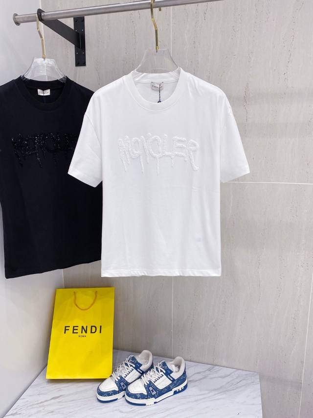 Moncler 25Ss夏季新款短袖T恤！专柜同步，独特的Logo 个性艺术系列全网独家首发 百搭款细节处理完美240克纯棉面料十分精致 原版面料 网红明星同款