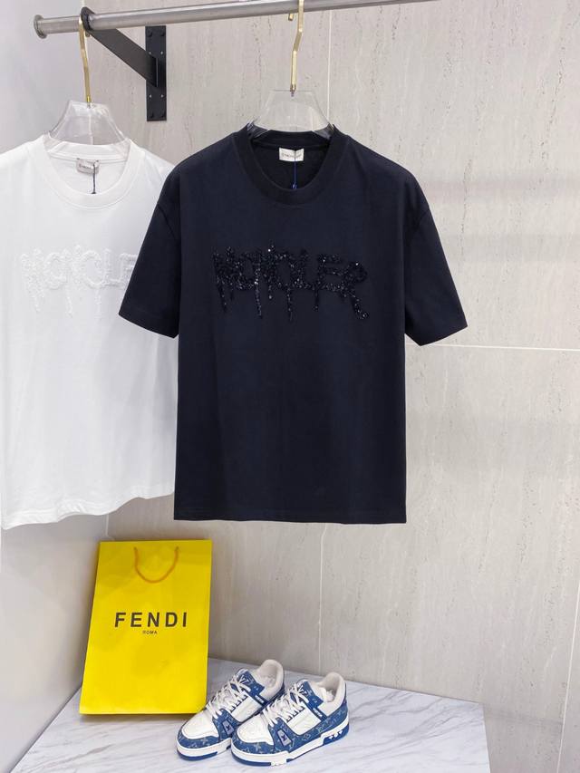 Moncler 25Ss夏季新款手绘T恤！专柜同步，独特的Logo 个性艺术系列全网独家首发 百搭款细节处理完美240克纯棉面料十分精致 原版面料 网红明星同款