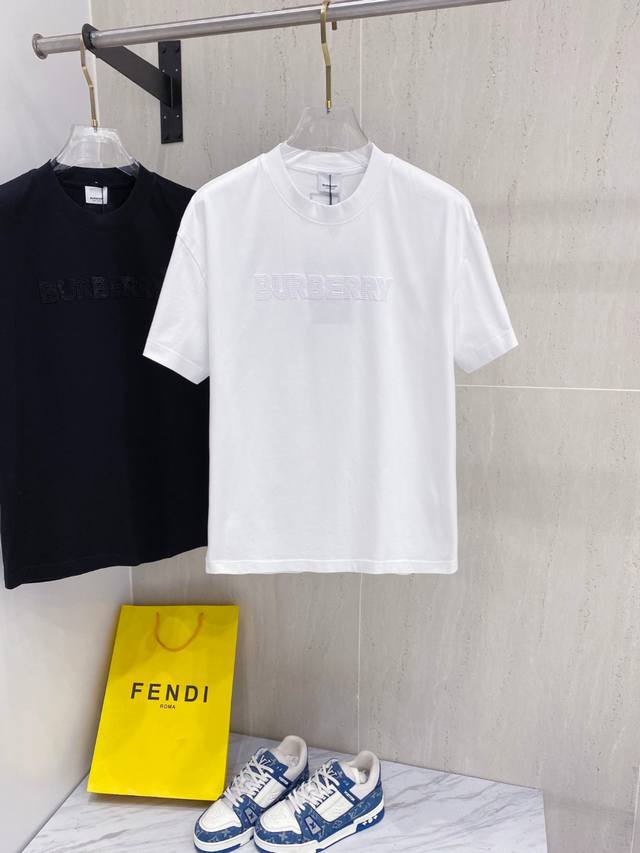 Burberry 25Ss夏季新款短袖T恤！专柜同步，独特的Logo 个性艺术系列全网独家首发 百搭款细节处理完美240克纯棉面料十分精致 原版面料 网红明星同