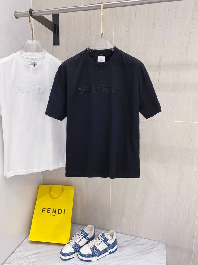 Burberry 25Ss夏季新款短袖T恤！专柜同步，独特的Logo 个性艺术系列全网独家首发 百搭款细节处理完美240克纯棉面料十分精致 原版面料 网红明星同