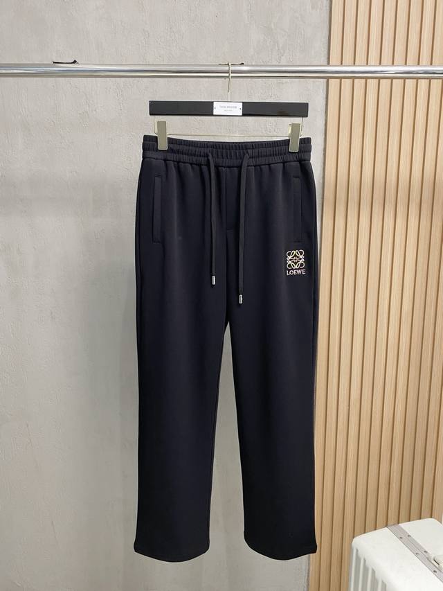 罗意威 新品 25Ss夏季新款休闲裤.定制铜氨丝空气层混纺面料，抗皱不粘灰抗静电，面料柔软舒适有垂感.立挺上身有型、立体裁剪设计拉长腿部线条，显高显瘦.松紧腰带