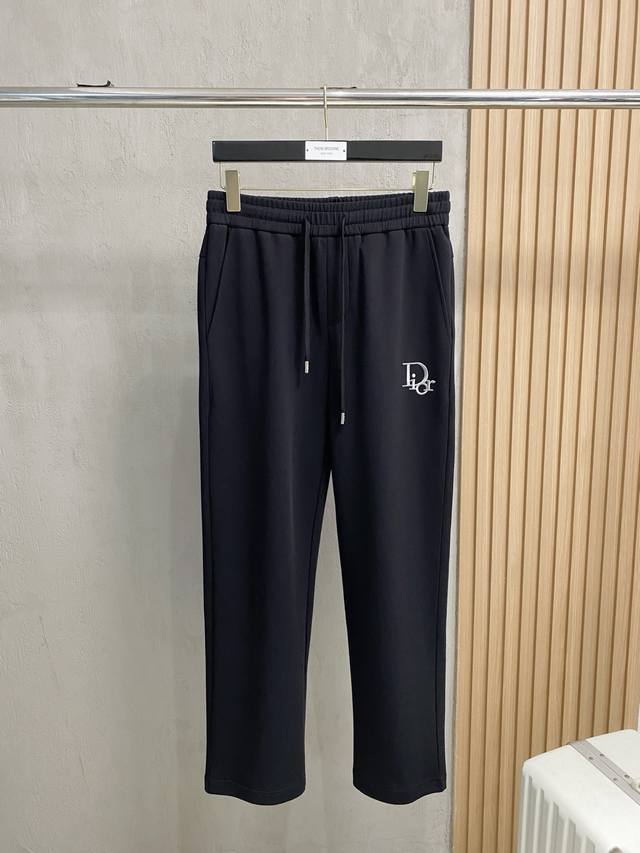 迪奥 新品 25Ss夏季新款休闲裤.定制铜氨丝空气层混纺面料，抗皱不粘灰抗静电，面料柔软舒适有垂感.立挺上身有型、立体裁剪设计拉长腿部线条，显高显瘦.松紧腰带设