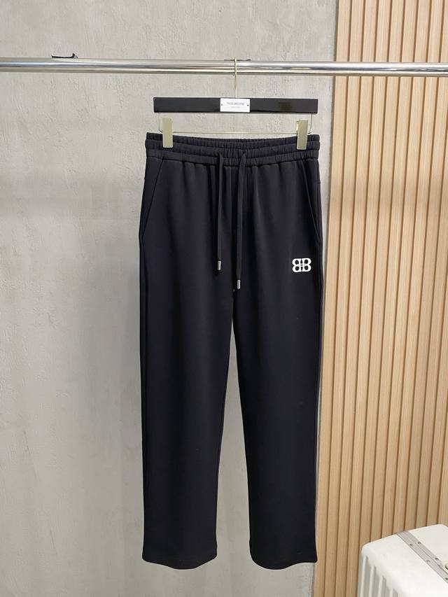 巴黎世家 新品 25Ss夏季新款休闲裤.定制铜氨丝空气层混纺面料，抗皱不粘灰抗静电，面料柔软舒适有垂感.立挺上身有型、立体裁剪设计拉长腿部线条，显高显瘦.松紧腰