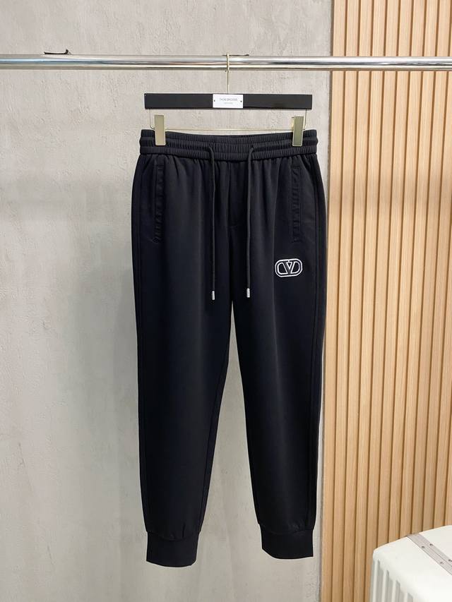华伦天奴 新品 25Ss夏季新款休闲裤.定制铜氨丝空气层混纺面料，抗皱不粘灰抗静电，面料柔软舒适有垂感.立挺上身有型、立体裁剪设计拉长腿部线条，显高显瘦.松紧腰