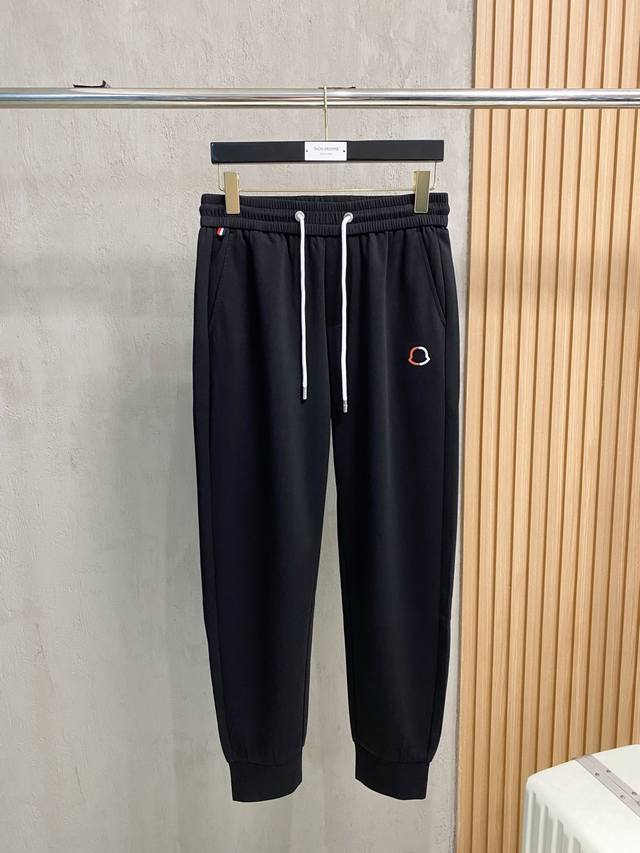 蒙口 新品 25Ss夏季新款休闲裤.定制铜氨丝空气层混纺面料，抗皱不粘灰抗静电，面料柔软舒适有垂感.立挺上身有型、立体裁剪设计拉长腿部线条，显高显瘦.松紧腰带设