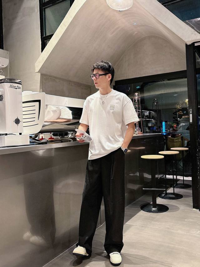 Loewe 25Ss夏季新款短袖T恤！专柜同步，独特的Logo 个性艺术系列全网独家首发 百搭款细节处理完美240克纯棉面料十分精致 原版面料 网红明星同款高版