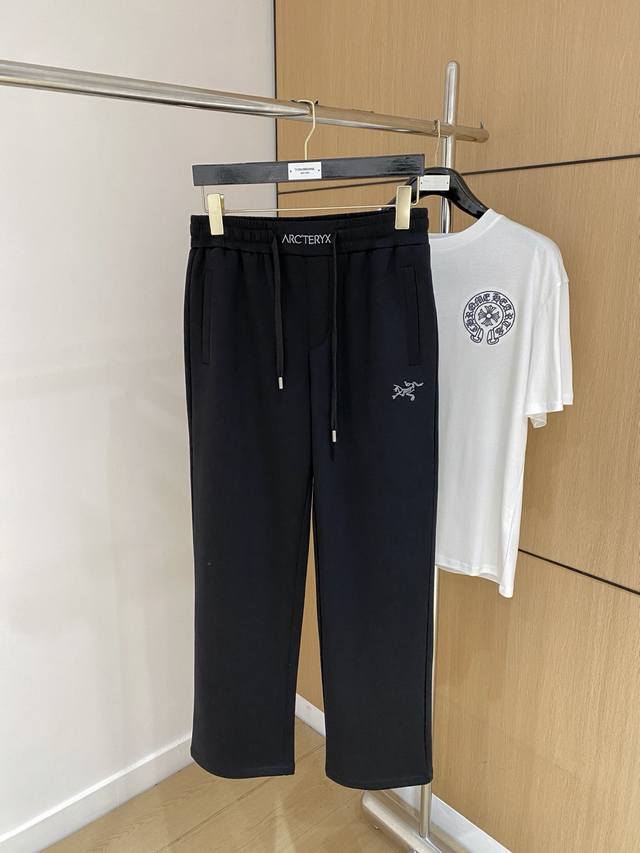 始祖鸟25Ss春夏新款休闲裤.定制铜氨丝空气层混纺面料，抗皱不粘灰抗静电，面料柔软舒适有垂感.立挺上身有型、立体裁剪设计拉长腿部线条，显高显瘦.松紧腰带设计，收