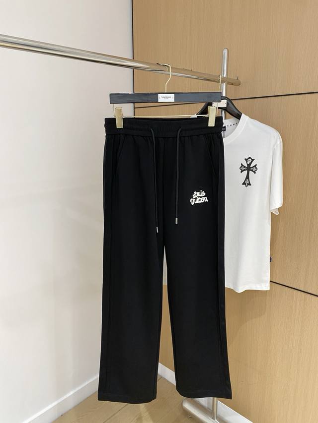 Lv 新品 25Ss夏季新款休闲裤.定制铜氨丝空气层混纺面料，抗皱不粘灰抗静电，面料柔软舒适有垂感.立挺上身有型、立体裁剪设计拉长腿部线条，显高显瘦.松紧腰带设