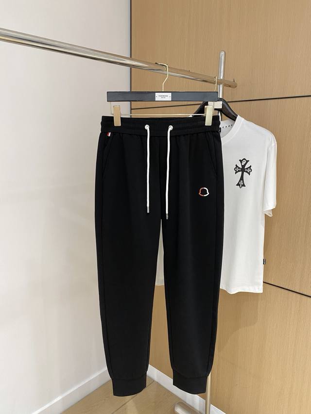 蒙口 新品 25Ss夏季新款休闲裤.定制铜氨丝空气层混纺面料，抗皱不粘灰抗静电，面料柔软舒适有垂感.立挺上身有型、立体裁剪设计拉长腿部线条，显高显瘦.松紧腰带设