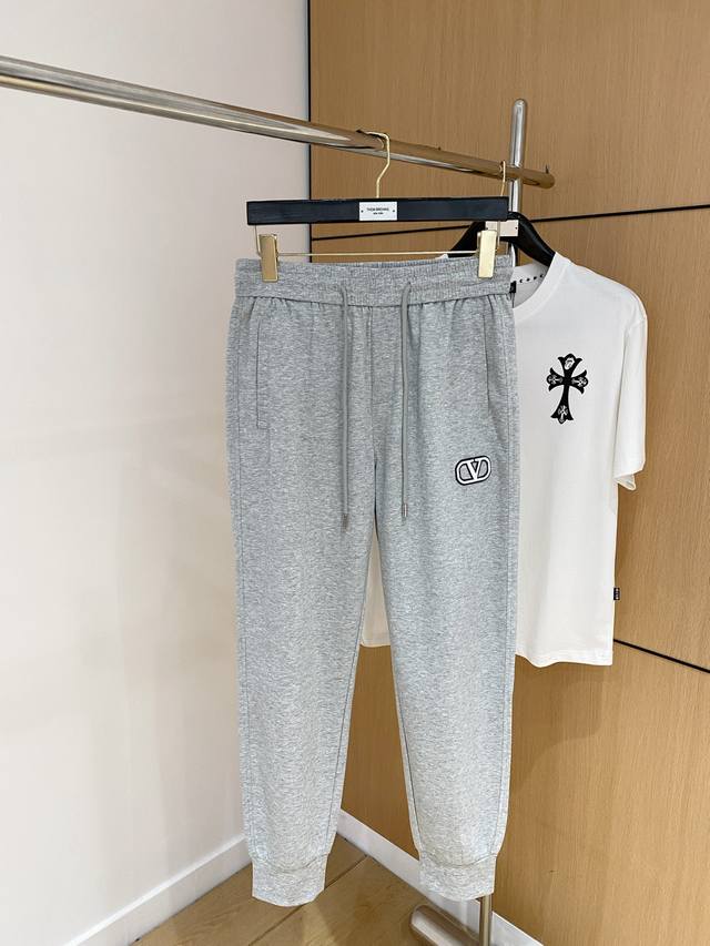 华伦天奴 新品 25Ss夏季新款休闲裤.定制铜氨丝空气层混纺面料，抗皱不粘灰抗静电，面料柔软舒适有垂感.立挺上身有型、立体裁剪设计拉长腿部线条，显高显瘦.松紧腰
