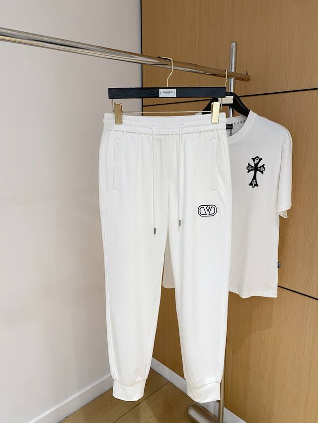 华伦天 新品 25Ss夏季新款休闲裤.定制铜氨丝空气层混纺面料，抗皱不粘灰抗静电，面料柔软舒适有垂感.立挺上身有型、立体裁剪设计拉长腿部线条，显高显瘦.松紧腰带