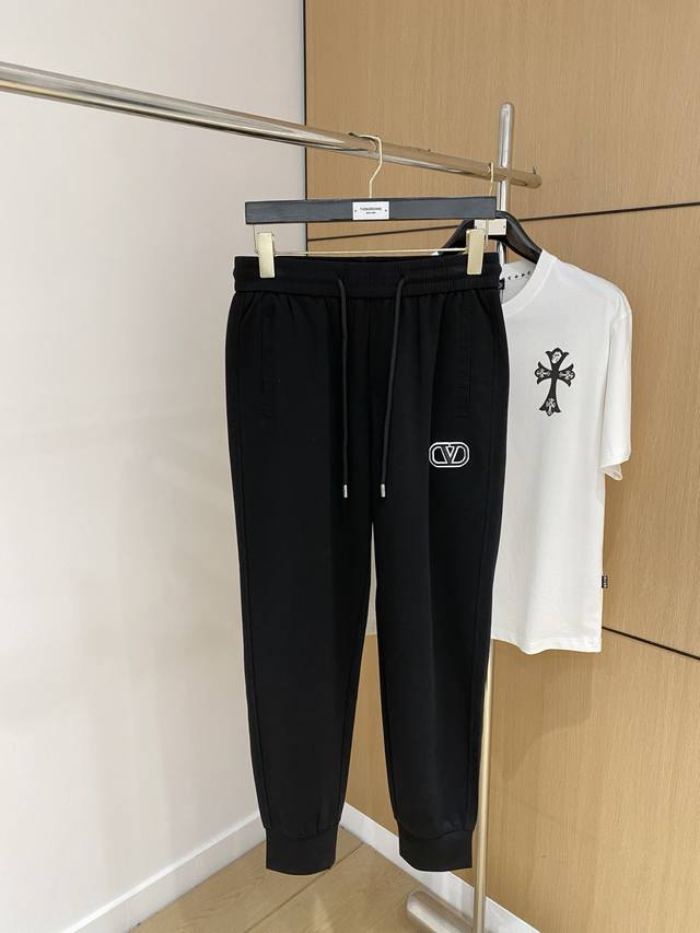 华伦天奴 新品 25Ss夏季新款休闲裤.定制铜氨丝空气层混纺面料，抗皱不粘灰抗静电，面料柔软舒适有垂感.立挺上身有型、立体裁剪设计拉长腿部线条，显高显瘦.松紧腰