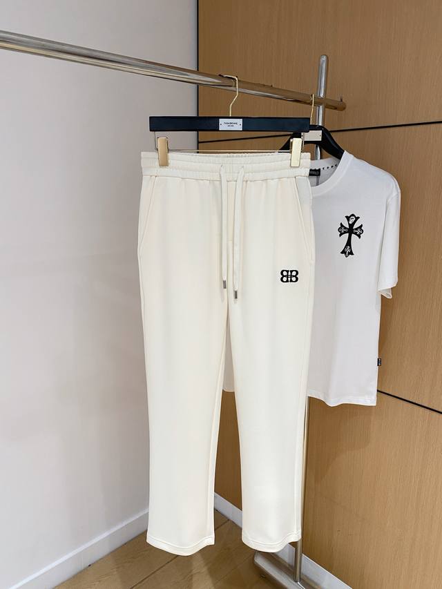 巴黎世家 新品 25Ss夏季新款休闲裤.定制铜氨丝空气层混纺面料，抗皱不粘灰抗静电，面料柔软舒适有垂感.立挺上身有型、立体裁剪设计拉长腿部线条，显高显瘦.松紧腰
