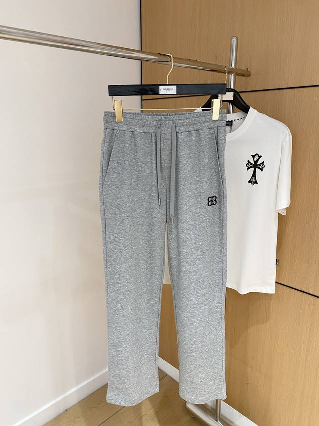 巴黎世家 新品 25Ss夏季新款休闲裤.定制铜氨丝空气层混纺面料，抗皱不粘灰抗静电，面料柔软舒适有垂感.立挺上身有型、立体裁剪设计拉长腿部线条，显高显瘦.松紧腰