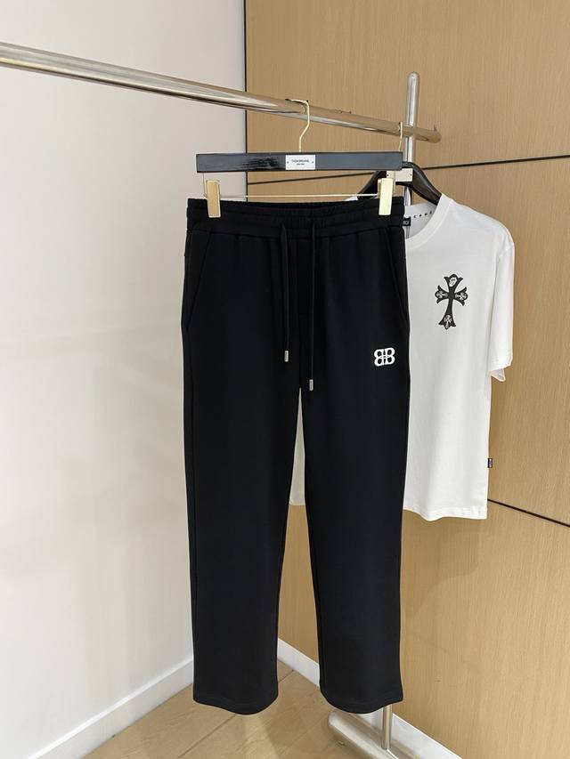 巴黎世家 新品 25Ss夏季新款休闲裤.定制铜氨丝空气层混纺面料，抗皱不粘灰抗静电，面料柔软舒适有垂感.立挺上身有型、立体裁剪设计拉长腿部线条，显高显瘦.松紧腰