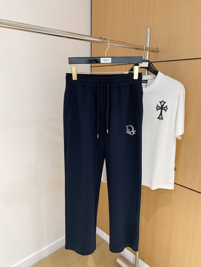 迪奥 新品 25Ss夏季新款休闲裤.定制铜氨丝空气层混纺面料，抗皱不粘灰抗静电，面料柔软舒适有垂感.立挺上身有型、立体裁剪设计拉长腿部线条，显高显瘦.松紧腰带设