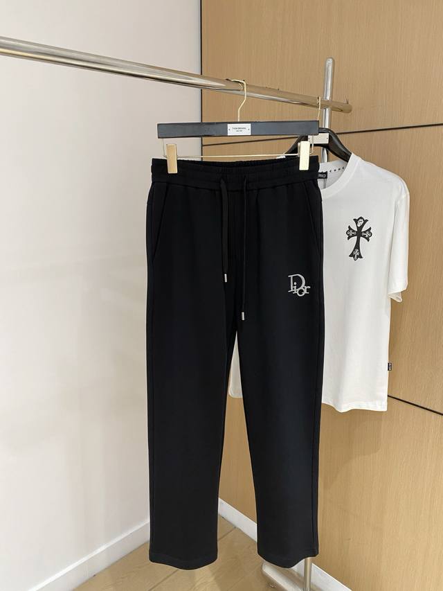 迪奥 新品 25Ss夏季新款休闲裤.定制铜氨丝空气层混纺面料，抗皱不粘灰抗静电，面料柔软舒适有垂感.立挺上身有型、立体裁剪设计拉长腿部线条，显高显瘦.松紧腰带设