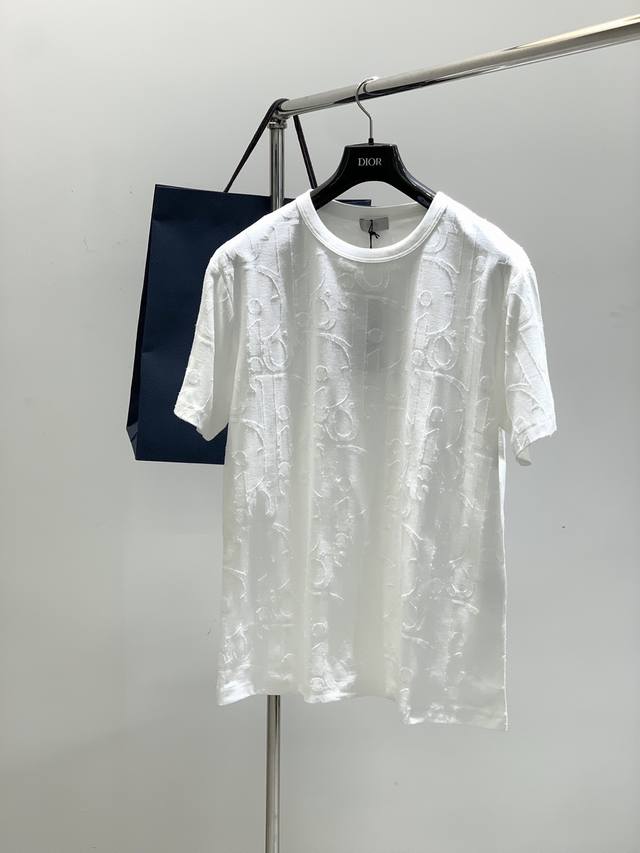 Dior 迪奥， 2025夏季新品，专柜同步有售，简约时尚休闲圆领短袖T恤，原版进口面料，舒适透气，顶级提花工艺字母图案Logo，档次极高，独特设计，上身时尚帅